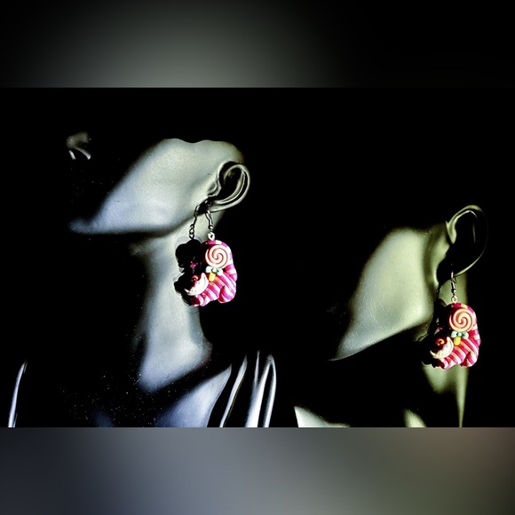 Disney Alice’s Adventures in Wonderland Pink Stripes Lynx Earrings - Picture 5 of 5